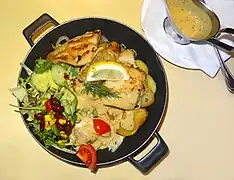 „Ivendorfer Pannfisch“&nbsp;– Variation mit einer Art Bauernsalat in einem Restaurant in Ivendorf, einem Stadtbezirk von Lübeck-Travemünde