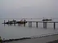 Der Bauhafen südlich der Niedersachsenbrücke. Im Hintergrund der Spülbagger Pirat&nbsp;X an einer schwimmenden Sandleitung