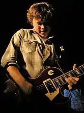 Jason Isbell 2005 auf einem Konzert in Tuscaloosa, Alabama