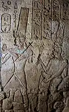 Taharqa, gefolgt von Königin Takahatenamun mit Sistrum