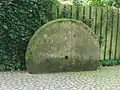 Alter Mühlstein am Eingangsbereich