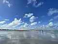 Strand mit Düne im Hintergrund