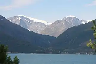 Jiehkkevárri (links), der höchste Berg der Lyngenalpen