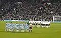 Spieler und Fans von FC&nbsp;Fulham und Newcastle United gedenken Jim Langley vor einem Fußball­spiel in England (2007)