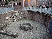 Rathausplatz, mittelalterlicher Brunnen