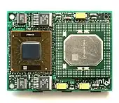 Pentium II Overdrive ohne Gehäuse. Links ist die CPU und rechts ist der Cache-Baustein zu sehen.
