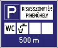 Ungarisches Schild weist auf einen Rastplatz mit WC und Wasserstelle in 500&nbsp;m hin