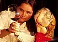 Im Vino her i was:*) Puppe Mizzi Tschida verkostet Wein (2006).