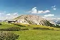 Karl-Ludwig-Haus, dahinter der Predigtstuhl (1902&nbsp;m), rechts hinten der Schneeberg (2076&nbsp;m), links hinten das Habsburghaus