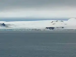 Blick von Half Moon Island über die McFarlane Strait Hinweg auf die Mündung des Murgasch-Gletschers in die Kramolin&nbsp;Cove