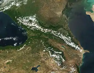 Satellitenaufnahme des Kaukasus: im Norden Großer Kaukasus, im Süden Kleiner Kaukasus