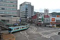 Typ-800-Zug bricht von Hama-Ōtsu nach Kyōto auf