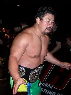 Kensuke Sasaki mit dem Titelgürtel