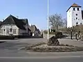 Wiedervereinigungsstein (Mitte) und Kirchturm (rechts)