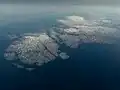 Luftbild von Killiniq Island (links), rechts die Labrador-Halbinsel