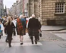 Lose auf der Schulter getragenes Plaid