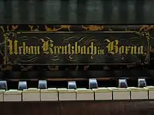 Urban-Kreutzbach-Firmenschild am Orgel-Spieltisch