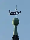 Turmknauf und Wetterfahne (erneuert 2012) mit Kurzzeit-Besucher