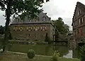 Herrenhaus und Nebengebäude mit Wassergraben