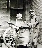 In die USA emigrierter „Moleta“ mit Schleifkarren in Boston, 1917