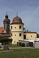 Der Kolpingturm (rechts) vor der Stadtkirche St. Georg