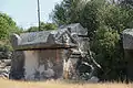 Sarkophag mit Kreuzen (N3)