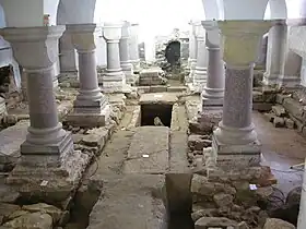 Fundamente aus dem frühen 9.&nbsp;Jahrhundert unter der Krypta