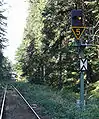 Signal Ks&nbsp;2 (Halt erwarten) an reinem Vorsignal mit Ne&nbsp;2 und festem Zs&nbsp;3v (nur gültig in Verbindung mit Ks&nbsp;1) an der Strecke von Bad&nbsp;Schandau vor dem Bahnhof Neukirch (Lausitz) West