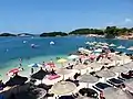 Die vier Inseln vom Strand gesehen: links die beiden westlichen, in der Mitte die östlichen