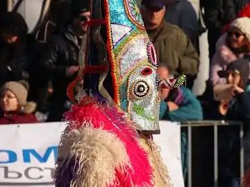 Kuker mit bunter Maske aus Perlen, Pernik