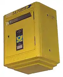 französischer Briefkasten der PTT La Poste, der im ehemaligen Wormser Postamt hing
