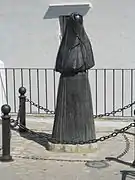 La Cobijada: Denkmal für die in der Region bis 1939 vorgeschriebene Vollverschleierung christlicher Frauen (wurde von General Franco aufgehoben)
