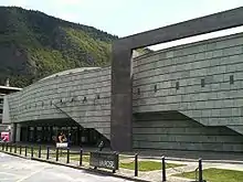 Kultur- und Kon­gresszentrum La Poste. Dessen Fassade ist mit dem bekannten Quarzit aus St.&nbsp;Niklaus-Embd verkleidet.
