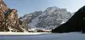 Seekofel über dem zugefrorenen Pragser Wildsee