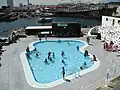 …sowie Kleinkinderbecken. Gegenüber der alte Fischhafen Porto dos Carneiros