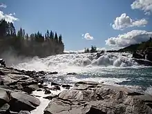 Foto eines Wasserfalls in einem Fluss