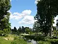 Künstlich geschaffener Flusslauf und Fußweg zur Innenstadt
