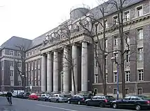 Ehemaliges Gerichtsgebäude, Portikus