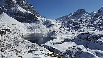 Leg Grevasalvas von Norden, im Hintergrund die Fuorcla Grevasalvas und der Piz d’Emmat Dadaint.