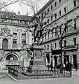 Das Goethedenkmal mit Börse und Stockhaus 1903
