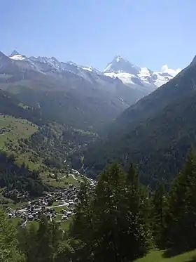 Tal der Borgne de Ferpècle bei Les Haudères mit dem Dent Blanche im Hintergrund.