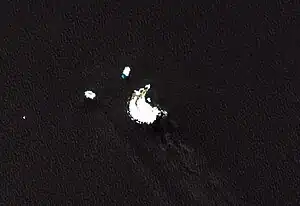 Leskov Island (Mitte) mit der Kraterbucht im Nordosten