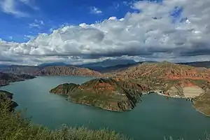 Blick vom Kanbula-Nationalpark auf die Lijiaxia-Talsperre