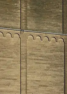 Fassade mit vertikaler Lisenen-Gliederung