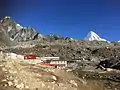 Der Ort Lobuche, im Hintergrund der Pumo Ri