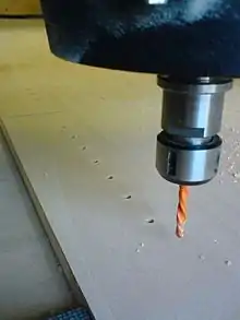 Bohren der System 32-Lochreihe auf einer CNC-Maschine