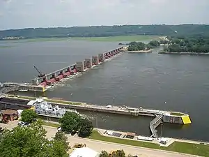 Lock and dam No. 11 mit Blick auf das Wisconsin-Ufer, seit 2004 im NRHP gelistet