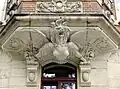 Haus Nr. 26: Harpye am Erker