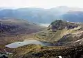 Blick vom Gipfel nach Südosten auf Loch Tuill Bhearnach, im Hintergrund Loch Mullardoch