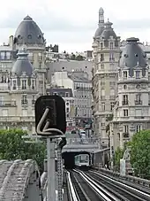 Blick über die Seine auf die Station Passy, modernisierter Zug der Baureihe MP&nbsp;73, 2007